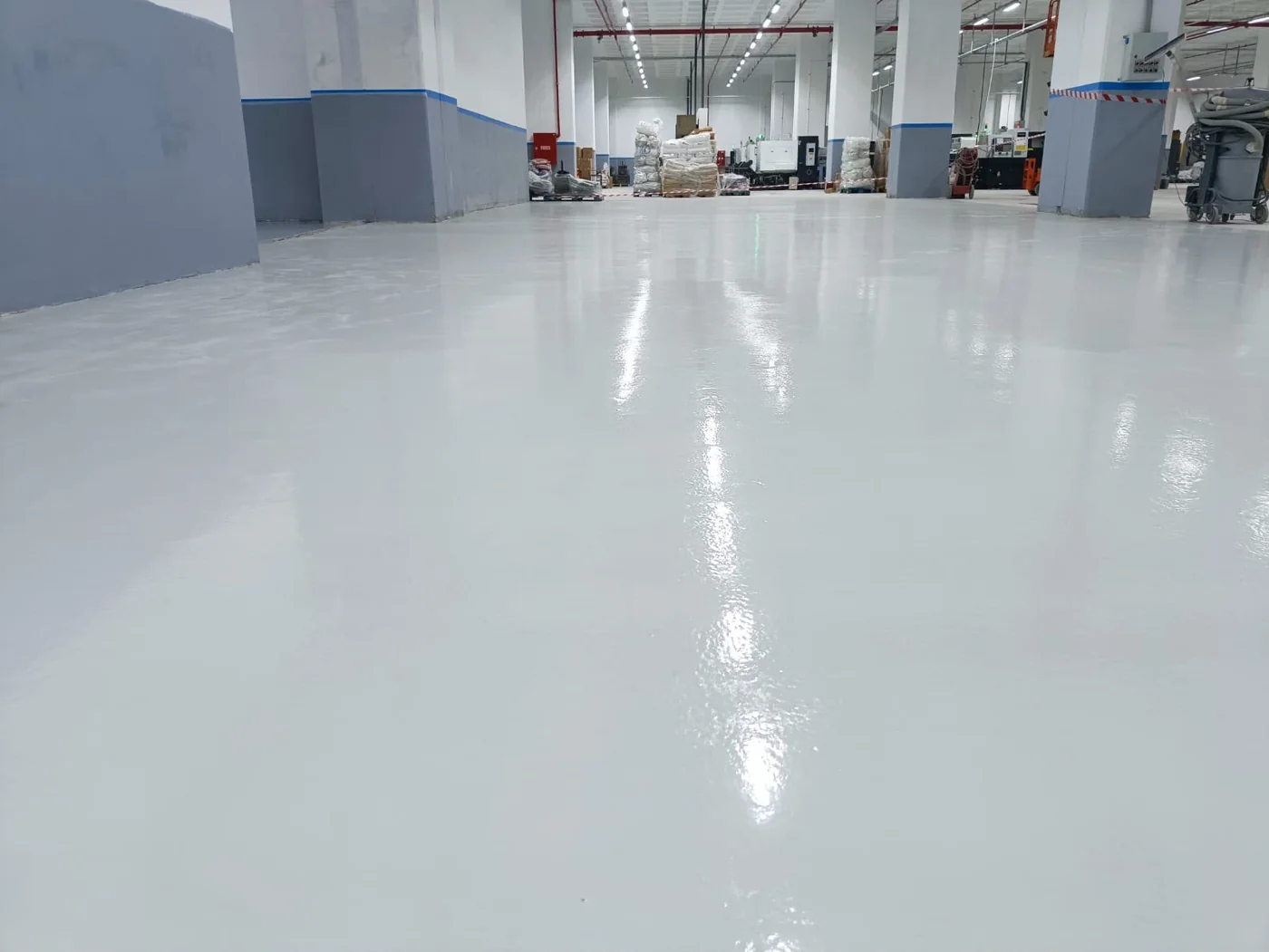 Fabrika ve depo için açık gri epoksi zemin uygulaması